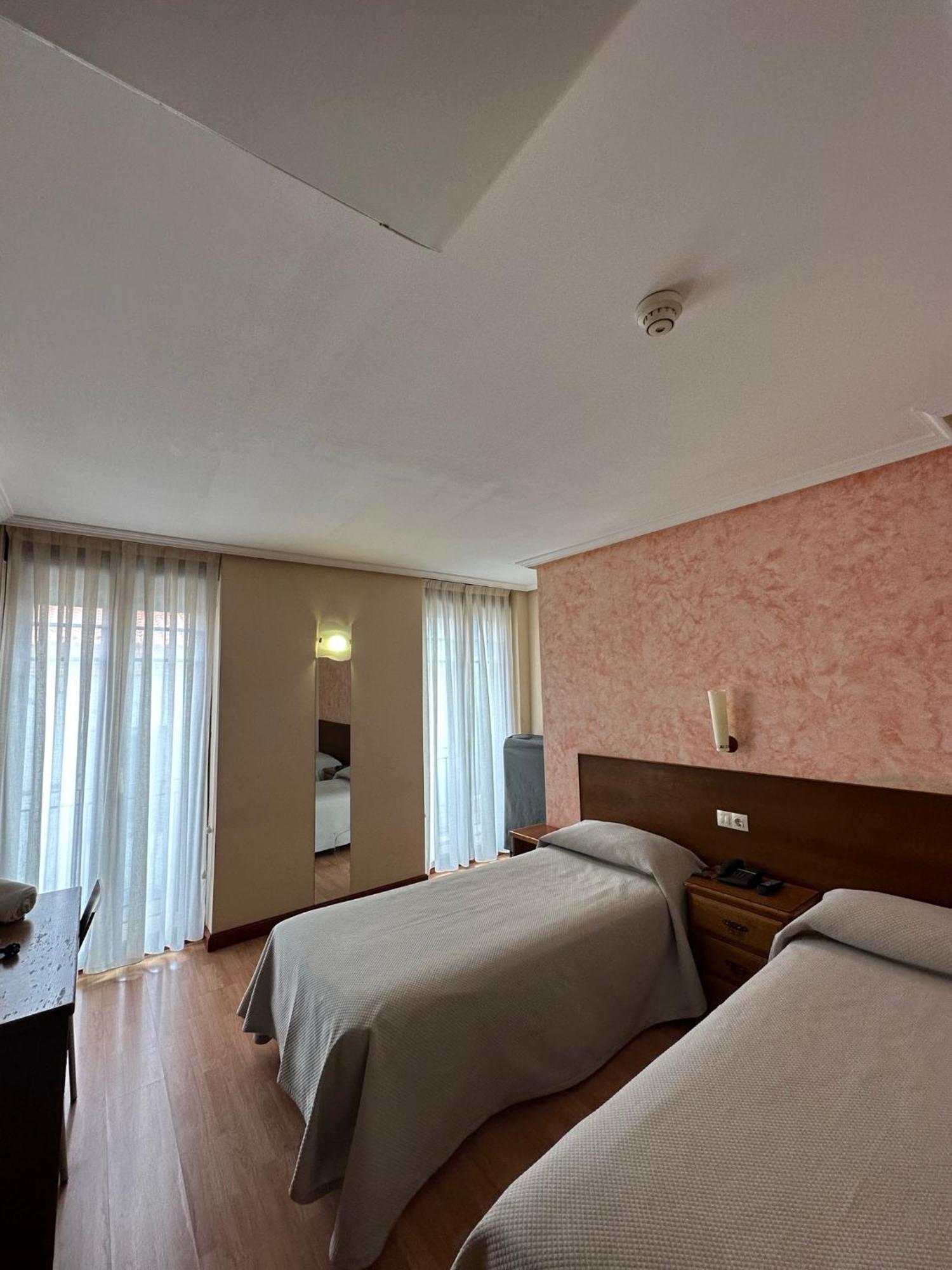 Hostal Restaurante Boccalino Леон Экстерьер фото