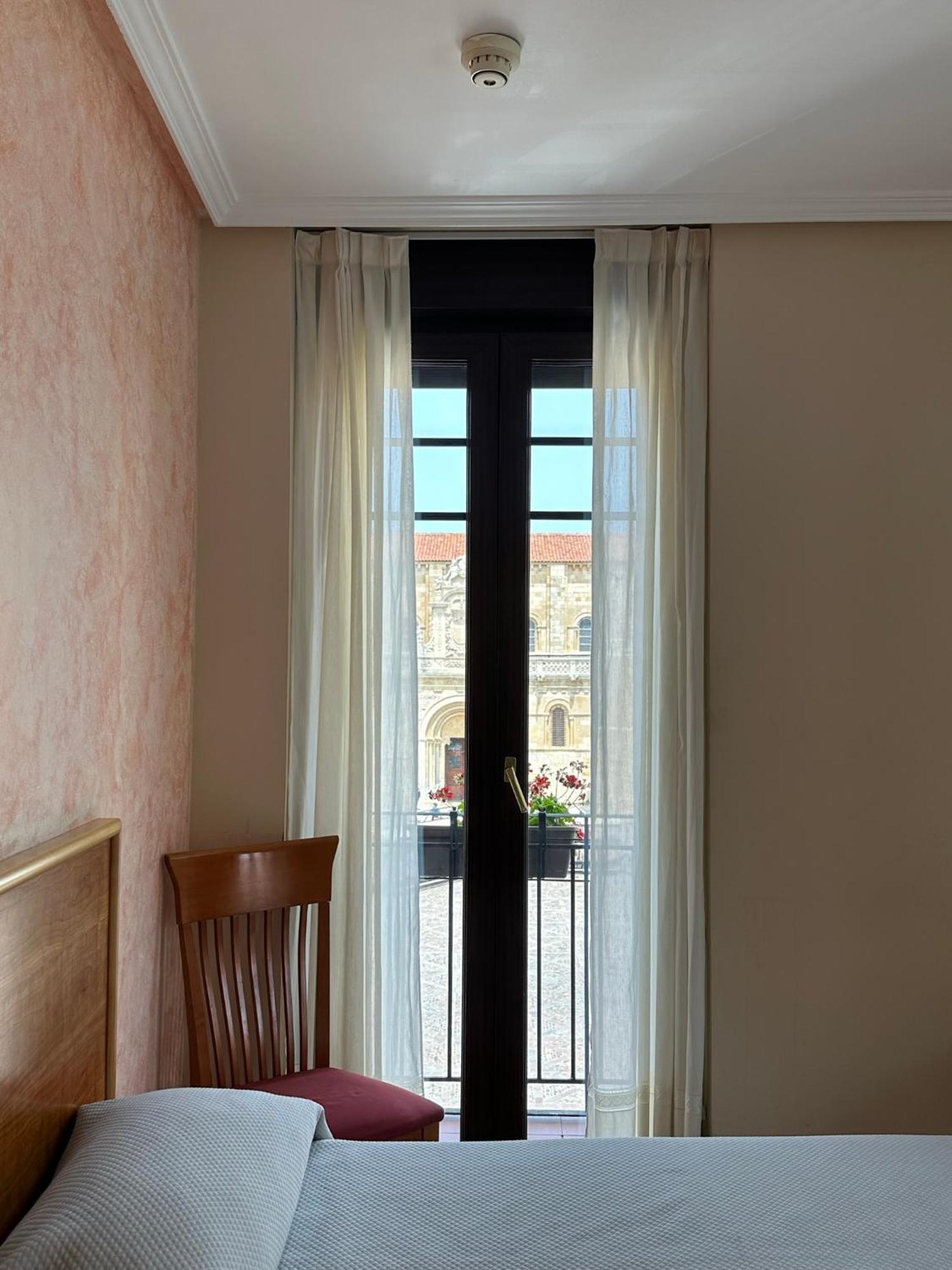 Hostal Restaurante Boccalino Леон Экстерьер фото